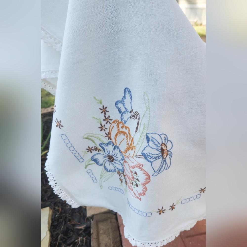 EARLY 1900'S SMOOTH COTTON TABLECLOTH WITH LACE AND HAND EMBROIDERY